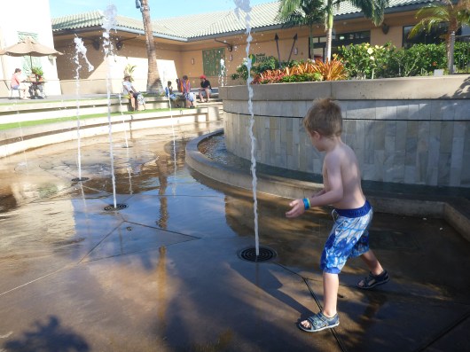 The Shops at Mauna Lani also has an awesome little pop-jet fountain out in the courtyard in front of Juice 101. It was a perfect spot for T to run as we waited for our food.
