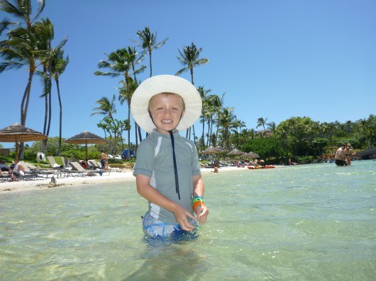 This looks photoshopped but I assure you it's not. And not because I don't know how to do all those tricks (which I don't ha!), but because we were here last week at the lagoon at the Hilton Waikoloa Village Resort!