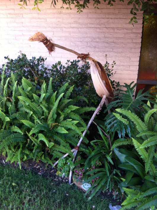 There are many birds featured among the sculptures in this front yard.