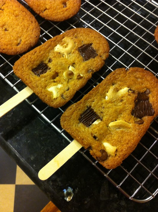 Cakesicle "blondies" with yogurt-coated pretzels and peanut butter cups.